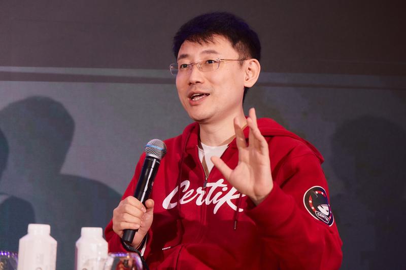 Ronghui Gu speaking at LONGITUDE