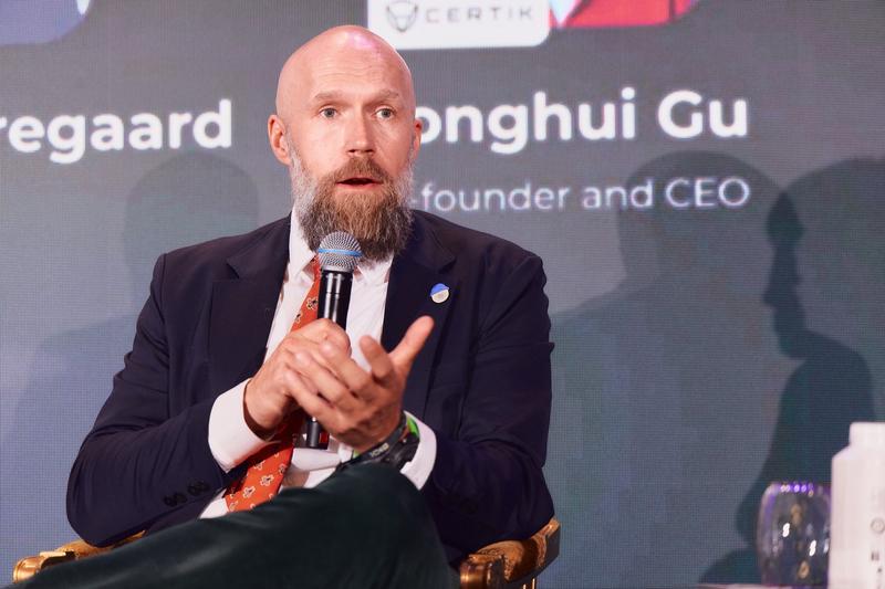 Frederik Gregaard speaking at LONGITUDE